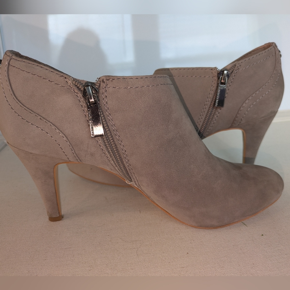 Vince Camuto Taupe Suede Ankle Booties Pointed Toe Stiletto Heel Size 8